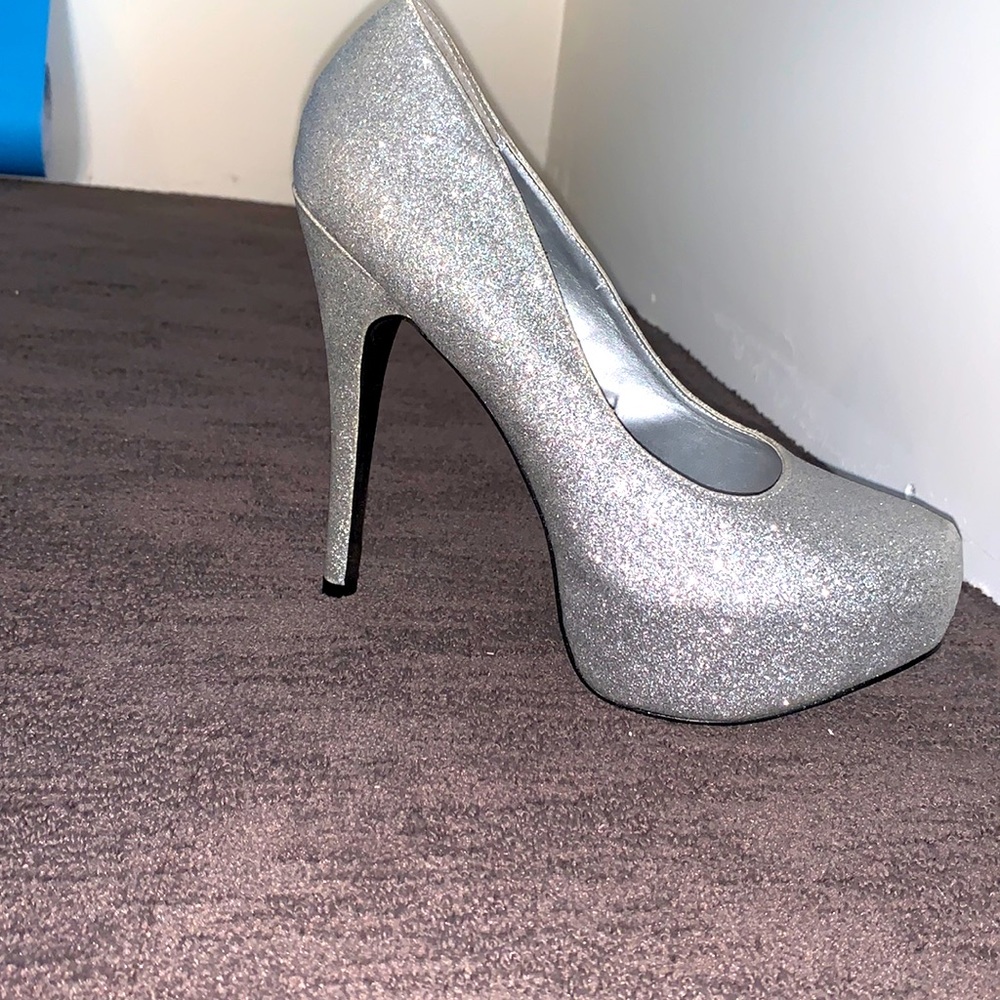 Size 8 brand new in the box never been worn